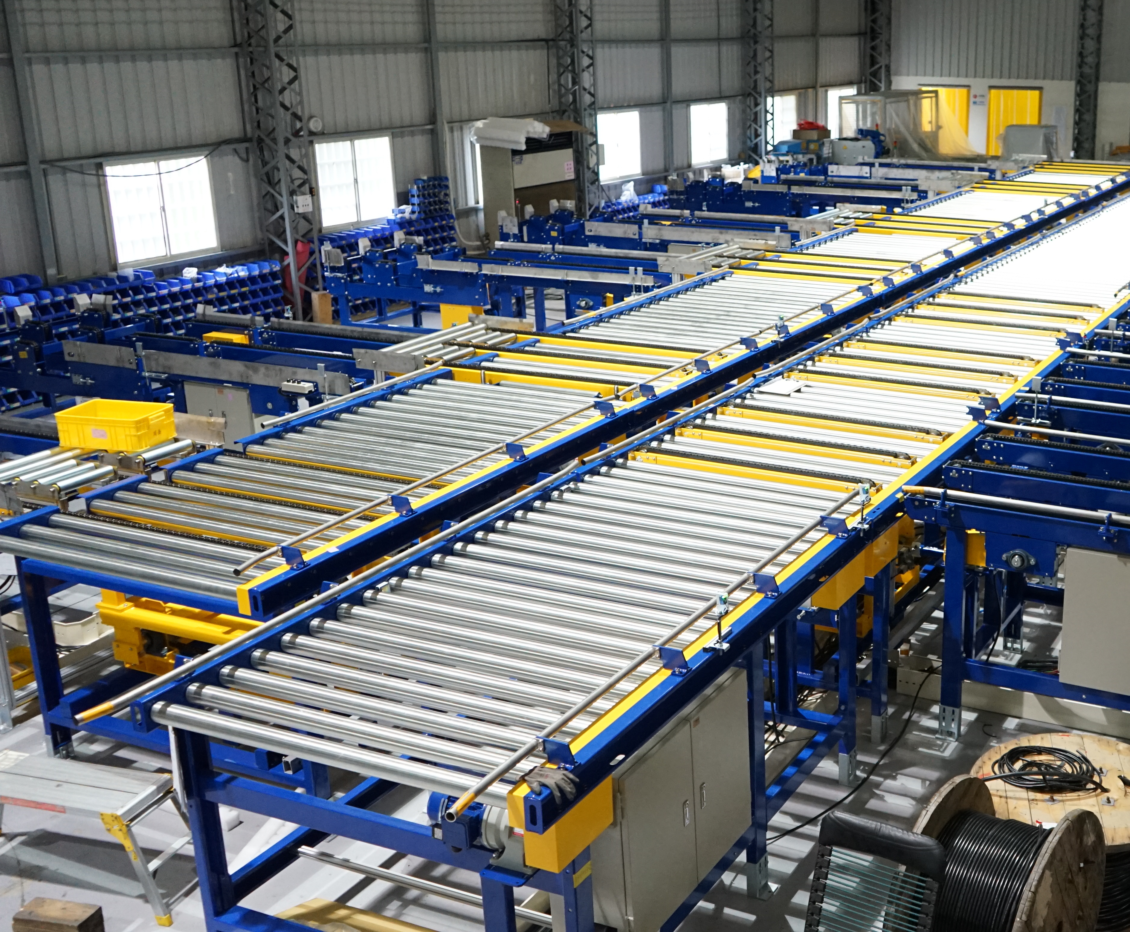 Roller conveyor for pallet